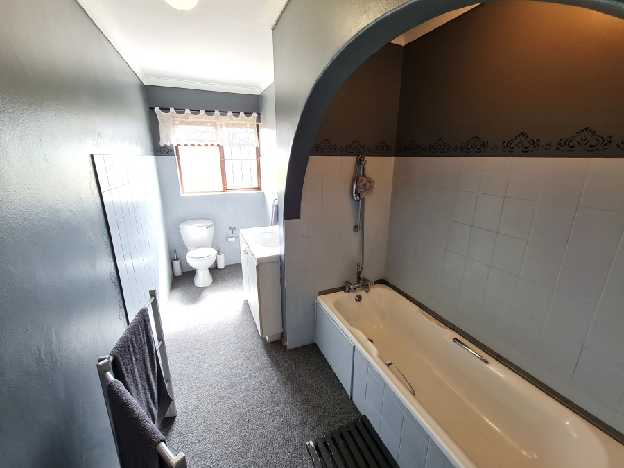 6 Bedroom Property for Sale in Noorsekloof Eastern Cape
